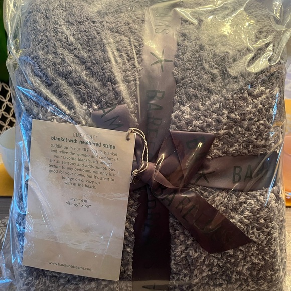 Barefoot Dreams CozyChic Heathered Stripe Throw - Graphite/Stone - 45” x 60” - Picture 5 of 8